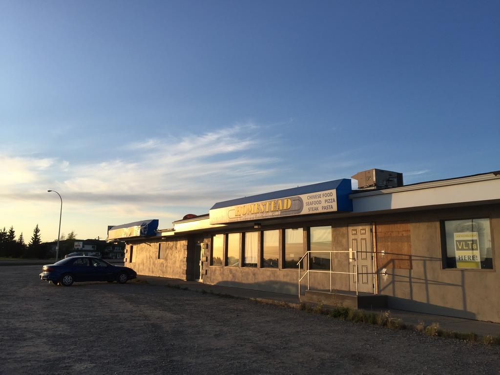 Wakiki Motel & Lounge Meadow Lake エクステリア 写真